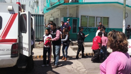 Elementos de Protección Civil municipal, con el apoyo de diversas corporaciones de auxilio, atendieron a 12 jóvenes con síntomas de intoxicación, al parecer por alimentos, en la Escuela Telesecundaria <em>Carolino Anaya</em>, de la Colonia Nacional.