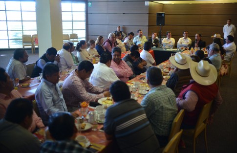 Alcaldes veracruzanos urgieron al Gobierno del Estado definir el mecanismo para el pago de los adeudos, de diversos fondos federales, ante la propuesta que hizo el propio gobernador Miguel Ángel Yunes Linares de hacerle frente a este problema heredado por la administración estatal pasada.