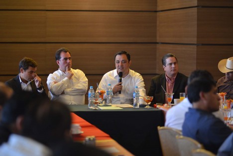 En una reunión a la que fue invitado el Senador José Francisco Yunes Zorrilla y que presidieron los alcaldes Américo Zúñiga Martínez, de Xalapa; Manuel Álvarez Sánchez, de Coscomatepec y Joaquín Caballero Rosiñol, de Coatzacoalcos, los munícipes señalaron que así como se están atendiendo las cuestiones que están pendientes en materia de salud, seguridad, desarrollo social, también están los compromisos con los presidentes y presidentas de Veracruz.