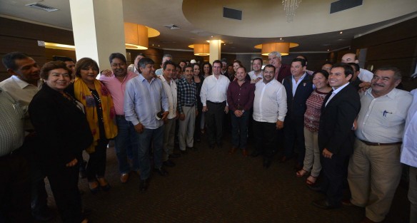Alcaldes veracruzanos se reunieron con el senador José Yunes para tratar el tema de los adeudos de participaciones federales a sus municipios. 