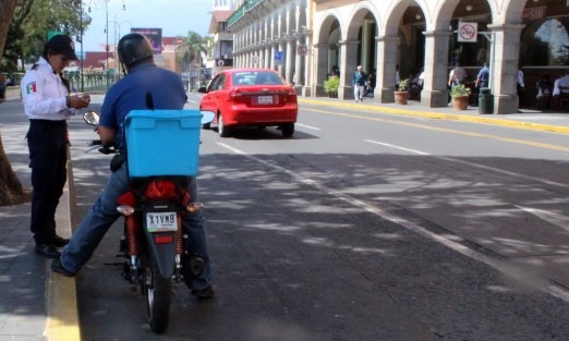 Este miércoles agentes viales realizaron un operativo para verificar documentación a motociclistas en el centro de Xalapa. 
