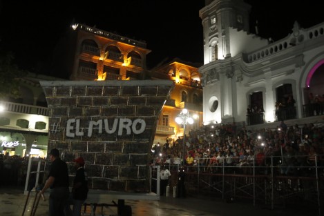 Iniciaron las fiestas del carnaval con la quema del mal humor. En esta ocasión el mal humor fue representado por El Muro que se construye en la frontera norte del país. 