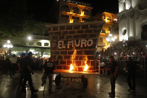 Iniciaron las fiestas del carnaval con la quema del mal humor. En esta ocasión el mal humor fue representado por El Muro que se construye en la frontera norte del país.
