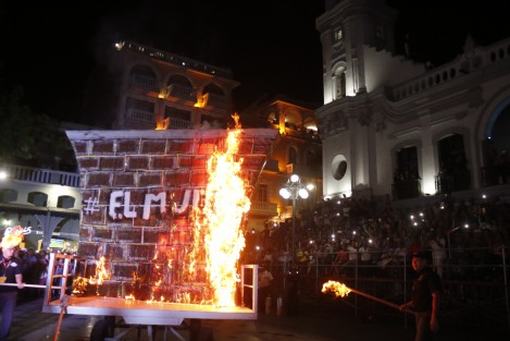 Iniciaron las fiestas del carnaval con la quema del mal humor. En esta ocasión el mal humor fue representado por El Muro que se construye en la frontera norte del país.  