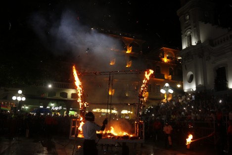 Iniciaron las fiestas del carnaval con la quema del mal humor. En esta ocasión el mal humor fue representado por El Muro que se construye en la frontera norte del país.