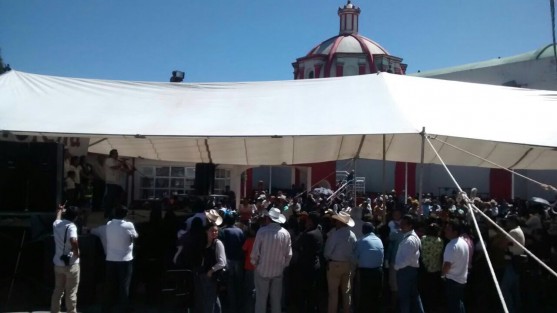 Seguidores de Andrés Manuel López Obrador se concentraron en Chiconquiaco, para escuchar su mensaje durante la gira que realiza este miércoles por la zona. 