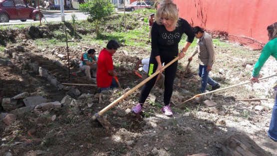 La titular de la delegación Este, Olga Alarcón, le dio a la preparación del terreno al parejo que los otros trabajadores. 