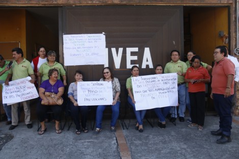 Personal del IVEA Delegación Veracruz se manifestó por los adeudos que mantiene esta dependencia con ellos por concepto de viáticos y prestaciones. Piden que se liquide la deuda que ya lleva dos años. 
