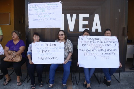 Personal del IVEA Delegación Veracruz se manifestó por los adeudos que mantiene esta dependencia con ellos por concepto de viáticos y prestaciones. Piden que se liquide la deuda que ya lleva dos años. 