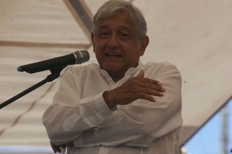 En su visita a Miauhuatlán, Veracruz, Andrés Manuel López Obradror, aseguró que deteniendo la corrupción habrá recursos para ofrecer a los productores precios de garantía, lo cual se lograría con un presidente honesto. 