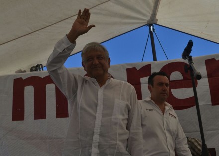 En la continuación de los dimes y diretes entre el líder de MORENA y el gobernador de Veacruz, Yunes Linares, éste último lo convocó para un <em>debate</em> en donde presuntamente daría a conocer las pruebas de que Duarte apoyó a AMLO con recursos, pero Obrador desechó reunirse con Miyuli, por <em>miedo a que le roben la cartera</em>. 