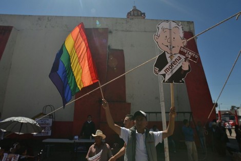 Simpatizantes de MORENA y su líder, AMLO, se congregaron este jueves en las plazas principales de Chiconquiaco, Miahuatlán y Tepetlán, para escuchar su discurso anticorrupción, esto pese a ser día y hora laborable.