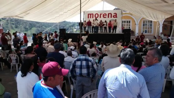 Simpatizantes de MORENA y su líder, AMLO, se congregaron este jueves en las plazas principales de Chiconquiaco, Miahuatlán y Tepetlán, para escuchar su discurso anticorrupción, esto pese a ser día y hora laborable.