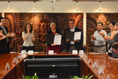 Al signar convenios de colaboración con la Facultad de Teatro y con el Instituto de Investigaciones Psicológicas, el alcalde Américo Zúñiga Martínez señaló ante la rectora Sara Ladrón de Guevara, que su administración trabaja al lado de la Universidad Veracruzana para consolidar la cultura, el desarrollo y la grandeza de Xalapa, la capital.
