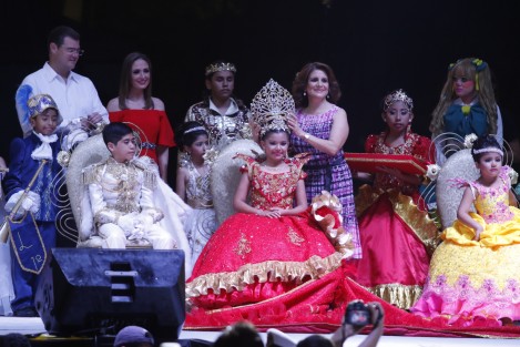 La presidenta del DIF estatal, Leticia Marquez de Yunes, realizó la coronación de los Reyes Infantiles del Carnaval de Veracruz 2017. 