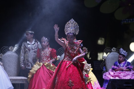 La presidenta del DIF estatal, Leticia Marquez de Yunes, realizó la coronación de los Reyes Infantiles del Carnaval de Veracruz 2017. 