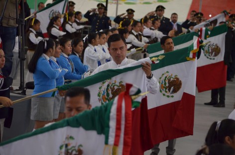 Con una ceremonia celebrada en el Velódromo de Xalapa, se conmemoró el Día de la Bandera, a la cual acudieron jóvenes y niños de varios planteles escolares para el cambio de lábaro patrio de sus respectivas instituciones educativas. 