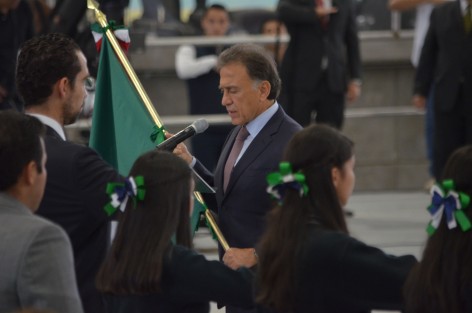 La ceremonia estuvo encabezada por el gobernador del Estado, Miguel Ángel Yunes Linares, quien leyó una breve semblanza de la historia de nuestro lábaro patrio, y resaltó la labor de las fuerzas armadas en la defensa de la patria y los mexicanos. 