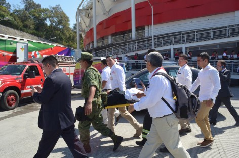 Al menos una docena de jóvenes de secundaria fue el saldo de personas desmayadas en el acto cívico por el Día de la Bandera en el Velódromo de Xalapa, ante la preocupación de personal de proteccion civil y de la Secretaría de Educación; uno a uno fueron auxiliados, sin embargo al menos dos fueron ingresados a hospitales.
