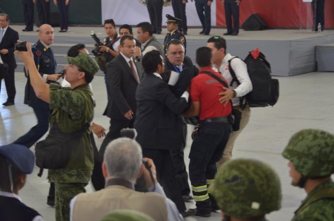 Al menos una docena de jóvenes de secundaria fue el saldo de personas desmayadas en el acto cívico por el Día de la Bandera en el Velódromo de Xalapa, ante la preocupación de personal de proteccion civil y de la Secretaría de Educación; uno a uno fueron auxiliados, sin embargo al menos dos fueron ingresados a hospitales.
 