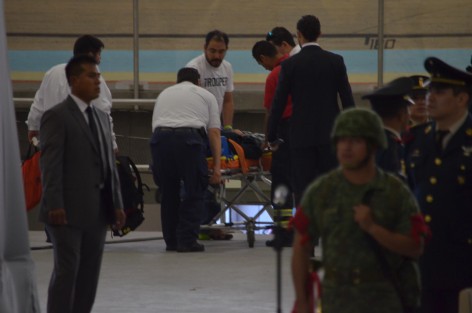 Al menos una docena de jóvenes de secundaria fue el saldo de personas desmayadas en el acto cívico por el Día de la Bandera en el Velódromo de Xalapa, ante la preocupación de personal de proteccion civil y de la Secretaría de Educación; uno a uno fueron auxiliados, sin embargo al menos dos fueron ingresados a hospitales.
