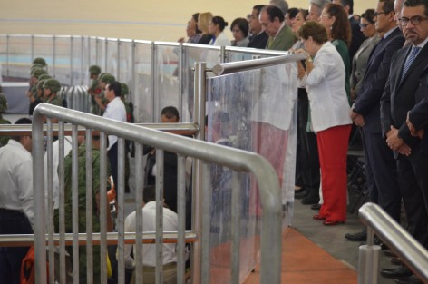 Al menos una docena de jóvenes de secundaria fue el saldo de personas desmayadas en el acto cívico por el Día de la Bandera en el Velódromo de Xalapa, ante la preocupación de personal de proteccion civil y de la Secretaría de Educación; uno a uno fueron auxiliados, sin embargo al menos dos fueron ingresados a hospitales.
