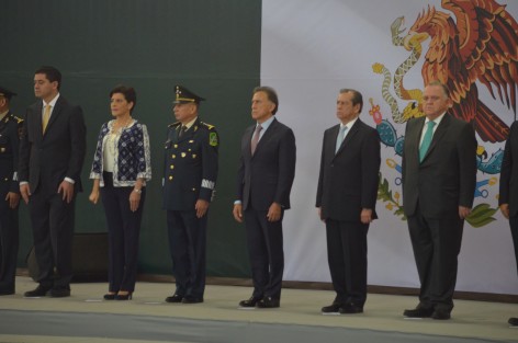 Con una ceremonia celebrada en el Velódromo de Xalapa, se conmemoró el Día de la Bandera, a la cual acudieron jóvenes y niños de varios planteles escolares para el cambio de lábaro patrio de sus respectivas instituciones educativas. 