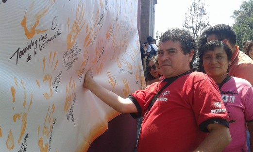 Las personas fueron invitadas a plasmar la huella de su mano con color naranja, como muestra de que  se suman a quienes luchan contra la violencia contra la mujer. 
