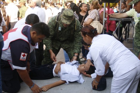 En la ciudad de Veracruz tampoco faltaron los niños desmayados. 