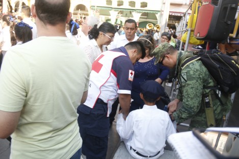 En la ciudad de Veracruz tampoco faltaron los niños desmayados. 