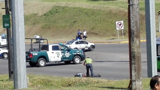 Dos personas muertas y dos heridas de gravedad dejó la balacera registrada en el circuito vial El Diamante de Córdoba alrededor de las 14:00 horas de este viernes, cuando personas que viajaban a bordo de dos vehículos comenzaron un enfrentamiento armado cuando se desplazaban por el bulevar Tratados de Córdoba, poco antes de llegar a la colonia San Román. 