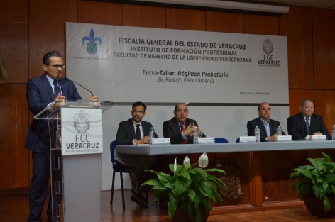 El Fiscal del estado, Jorge Winckler, acudió esta mañana a la Facultad de Derecho UV, en Xalapa, al Curso Taller <em>Régimen Probatorio</em> impartido por el especialista Rodolfo Félix Cárdenas, acompañado por el Director de la Facultad, José Luis Cuevas Gayoso, entre otras personalidades. 
