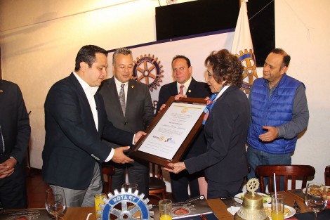 En el marco del Día del Rotarismo, los Clubes Rotarios de Xalapa y Coatepec del Distrito 4185 entregaron un reconocimiento al alcalde Américo Zúñiga Martínez por su respaldo y apoyo incondicional a los proyectos humanitarios. 