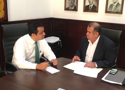 ste viernes, en la Sala de Expresidentes del Palacio Municipal, el alcalde Américo Zúñiga Martínez se reunió con el presidente de la Barra de Abogados de Xalapa y director de la Revista Jurídica, Octavio Ruiz Martínez, para dialogar sobre proyectos de interés común en beneficio de todos los xalapeños. 