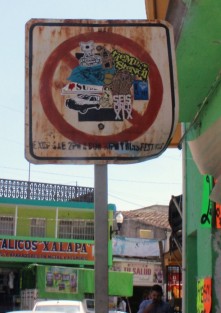 Inversiones municipales a la basura son muchos de los señalamientos viales en el centro de Xalapa, problema que se solucionaría con educación. 