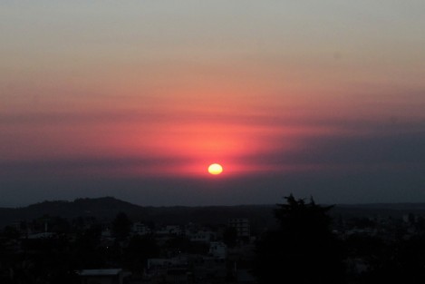 Protección Civil recomienda no exponerse por periodos prolongados a la acción directa de los rayos solares; si realiza actividades a cielo abierto utilice sombrero, gorra o sombrilla, vista en tonos claros y de manga larga, asimismo manténgase hidratado.   