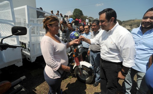 El alcalde Américo Zúñiga, en compañía de carretoneros y autoridades municipales, realizó la entrega de motos como parte de la segunda etapa de retiro de caballos trabajadores.  