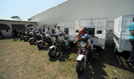 El alcalde Américo Zúñiga, en compañía de carretoneros y autoridades municipales, realizó la entrega de motos como parte de la segunda etapa de retiro de caballos trabajadores. 