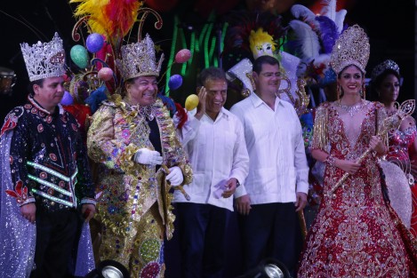 La noche de este viernes fueron coronados Rossana Ortega Campos y a Alejandro Hernández Gayosso, reyes de las fiestas de Carnaval de Veracruz 2017. 