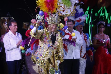 La noche de este viernes fueron coronados Rossana Ortega Campos y a Alejandro Hernández Gayosso, reyes de las fiestas de Carnaval de Veracruz 2017. 