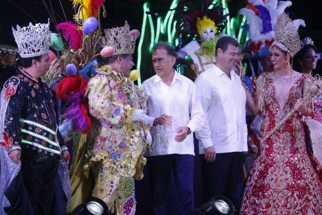 La noche de este viernes fueron coronados Rossana Ortega Campos y a Alejandro Hernández Gayosso, reyes de las fiestas de Carnaval de Veracruz 2017. 
