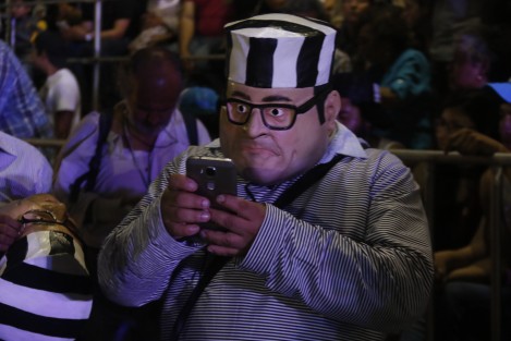 Una comparsa con máscaras del exgobernador Javier Duarte y traje de prisionero, se llevó los aplausos de la gente que gritaba <em>Cárcel a Duarte</em>.