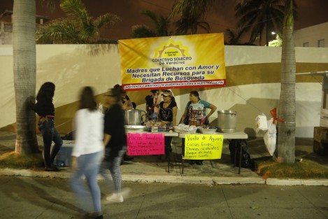 Integrantes del Colectivo Solecito Veracruzano, instalaron un puesto de comida y otros artículos en uno de los accesos al paseo del Carnaval para obtener recursos que los ayuden a seguir buscando a sus familiares y amigos desaparecidos. 