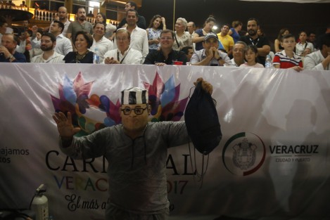Una comparsa con máscaras del exgobernador Javier Duarte y traje de prisionero, se llevó los aplausos de la gente que gritaba <em>Cárcel a Duarte</em>. 