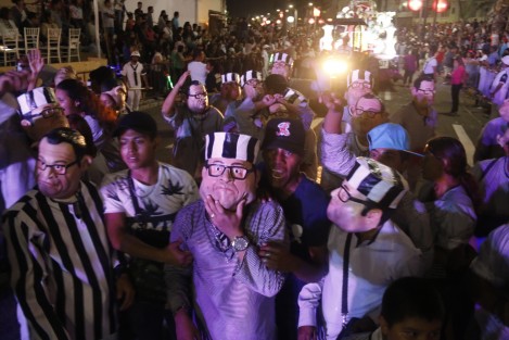 Una comparsa con máscaras del exgobernador Javier Duarte y traje de prisionero, se llevó los aplausos de la gente que gritaba <em>Cárcel a Duarte</em>. 