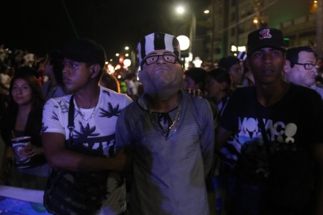 Una comparsa con máscaras del exgobernador Javier Duarte y traje de prisionero, se llevó los aplausos de la gente que gritaba <em>Cárcel a Duarte</em>.