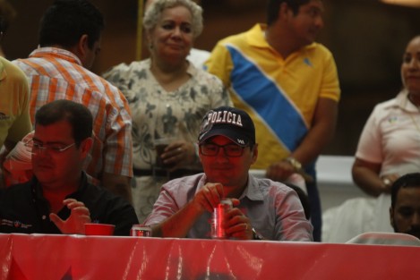 A cual más disfruta disfrazándose en el carnaval.