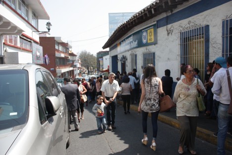 En medio de un gentío en un edificio en el que nunca se pensó en las bases populares, se llevó a cabo en la sede estatal del PAN el registro de aspirantes a candidatos a alcaldías y regidurías. La calle Zamora debió cerrarse a la circulación de vehículos. 
