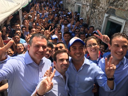 Fernando Yunes Márquez, acudió junto con Humberto Alonso Morelli a solicitar la candidatura a la alcaldía de Veracruz y de Boca del Río respectivamente.  