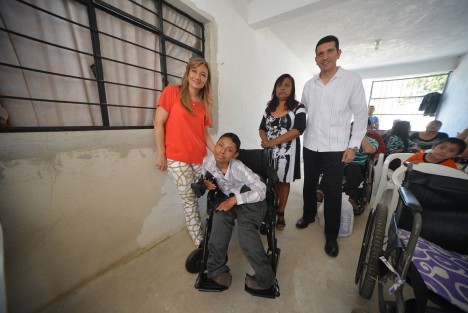 En respuesta a la solicitud y en cumplimiento de la palabra empeñada por su esposo, Américo Zúñiga, la presidenta del Sistema Municipal para el Desarrollo Integral de la Familia, Mariana Yorio de Zúñiga, acudió este sábado 25 de febrero a la casa de Juanito para hacerle entrega de una silla de ruedas eléctrica completamente nueva, ya que por su discapacidad, una silla de ruedas normal no faclita del todo su desplazamiento. 
